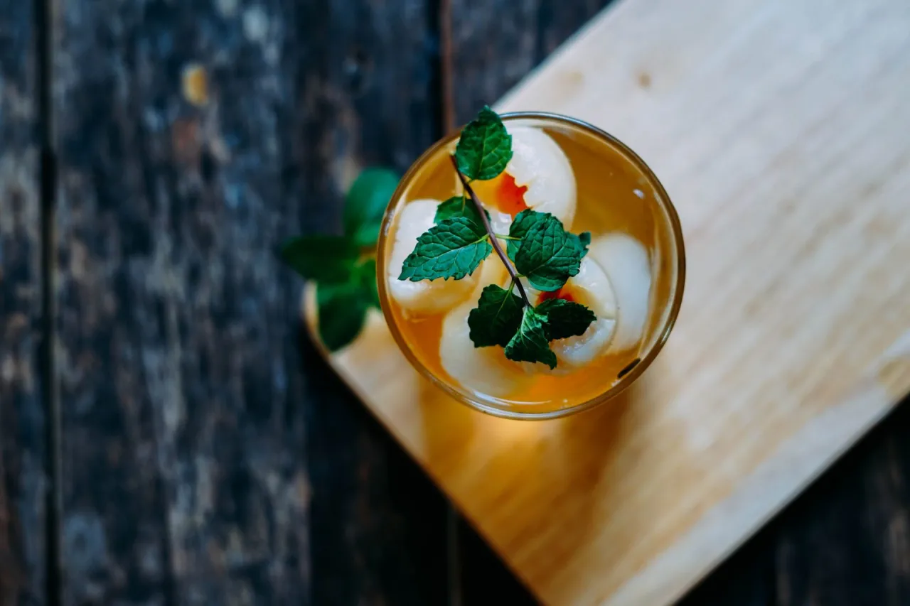 Zdjęcie Odkryj przepisy na orzeźwiające drinki z herbatą, które zachwycą