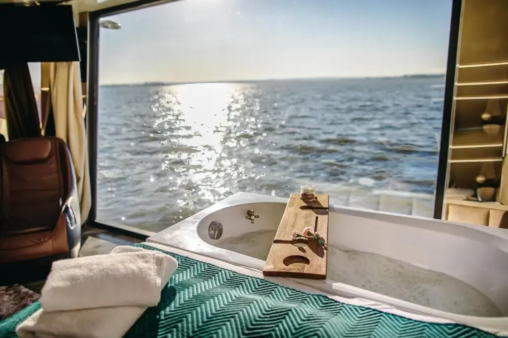 Zdjęcie Pokój z prywatnym jacuzzi nad morzem: Luksusowy wypoczynek