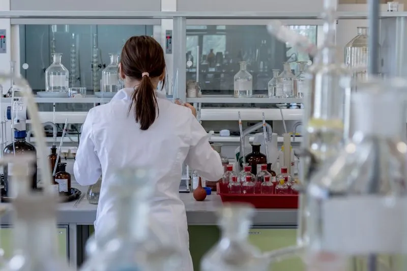 Zdjęcie Co można robić po studiach chemicznych? Odkryj ciekawe możliwości zawodowe