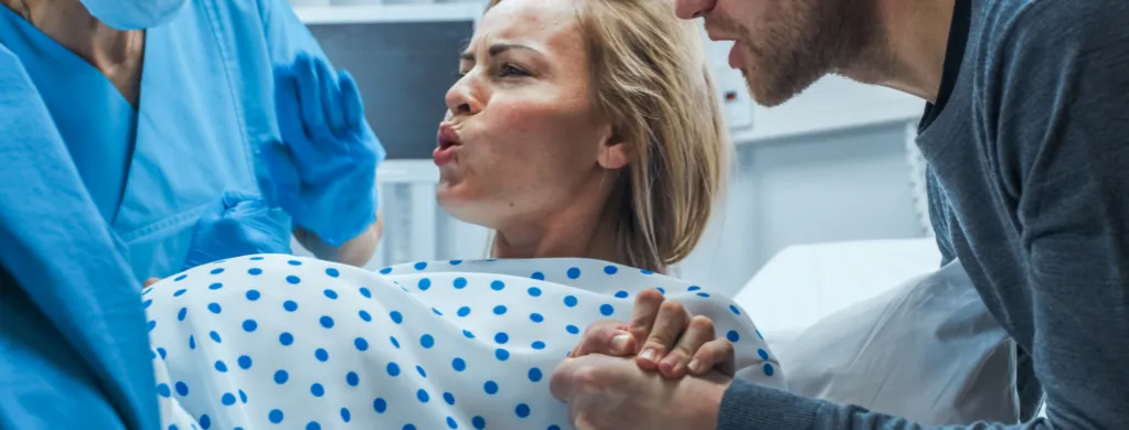 Zdjęcie Kiedy przeć podczas porodu? Kluczowe momenty i techniki, które pomogą