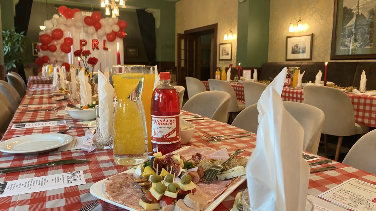 Zdjęcie Impreza w stylu PRL menu: smakowite dania, które przeniosą w czasie