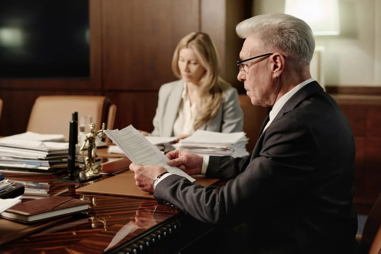 Zdjęcie Akty prawne co to - zrozumienie ich znaczenia i rodzajów w prawie