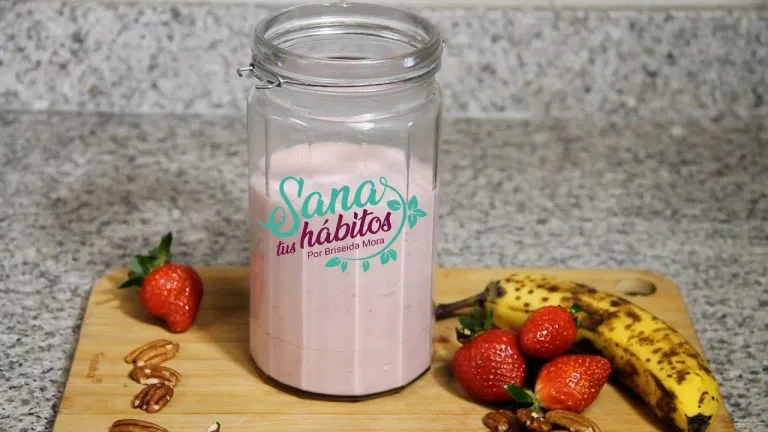 Zdjęcie Delicioso batido de fresa y plátano y yogur para una vida saludable