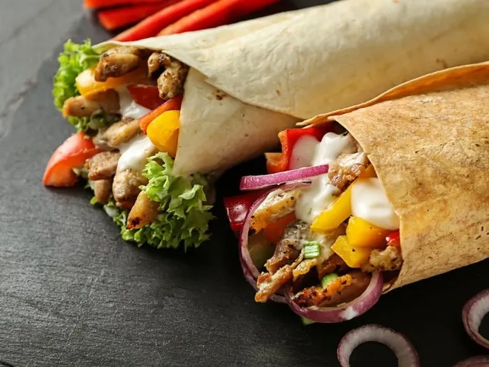 Zdjęcie Ile kalorii ma kebab w tortilli z frytkami? Zaskakujące liczby!