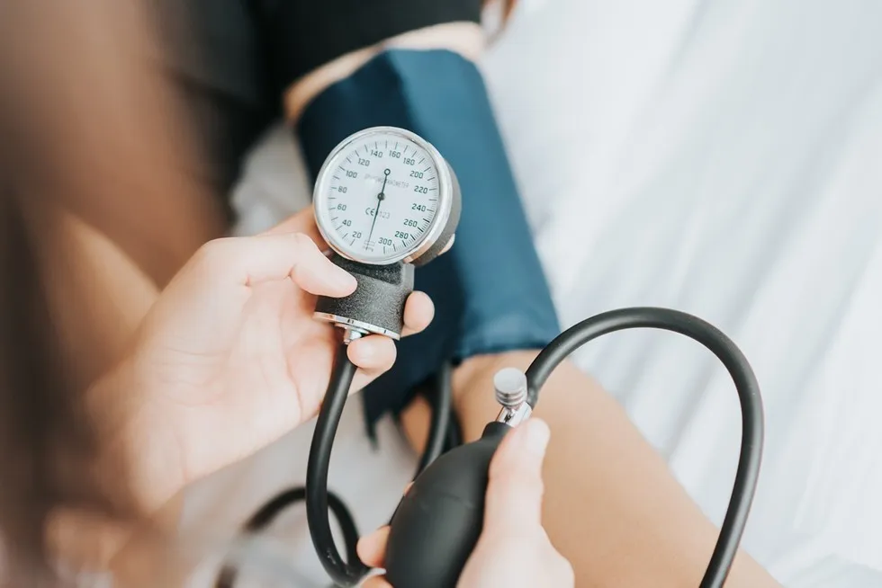 Zdjęcie Alkohol a ciśnienie: Sprawdź, jak działa i czy jest bezpieczny