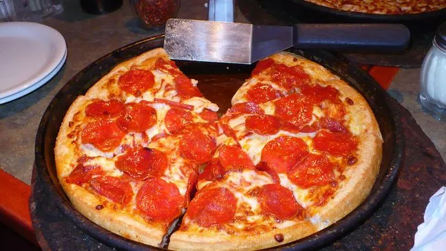 Zdjęcie Ile kalorii ma pizza pepperoni? Zaskakująca kaloryczność, którą musisz znać