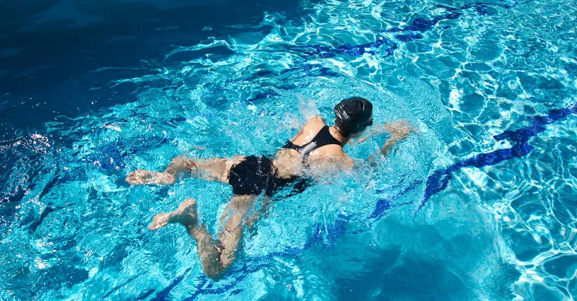 Zdjęcie Pływanie żabką: zdrowie dla kręgosłupa czy ryzyko? Sprawdź!