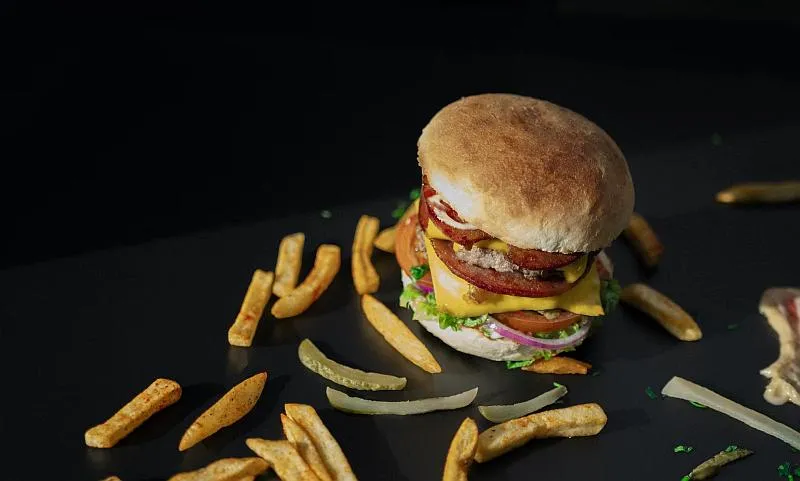 Zdjęcie Ile kcal ma Wieśmac? Poznaj prawdziwą wartość kaloryczną burgera