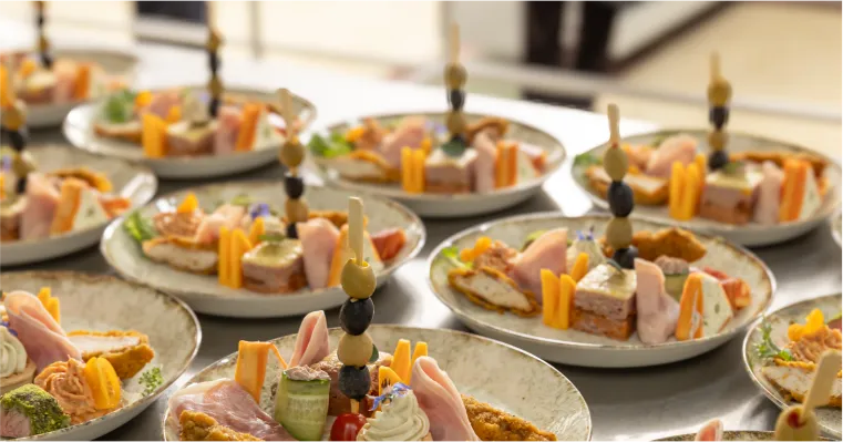 Zdjęcie Ile kosztuje catering na 60 osób? Zaskakujące ceny i opcje do wyboru