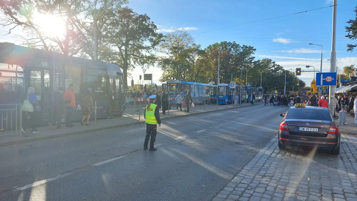 Zdjęcie Jak dojechać na cmentarz osobowicki we Wrocławiu - uniknij problemów z dojazdem