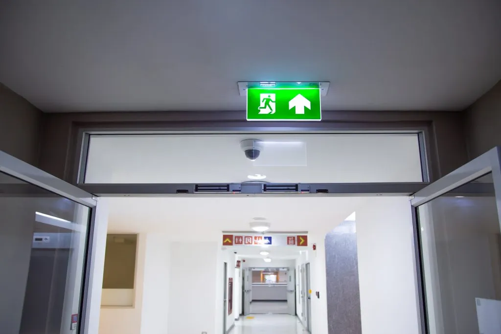 Zdjęcie Pomiary oświetlenia awaryjnego co ile? Kluczowe informacje dla bezpieczeństwa