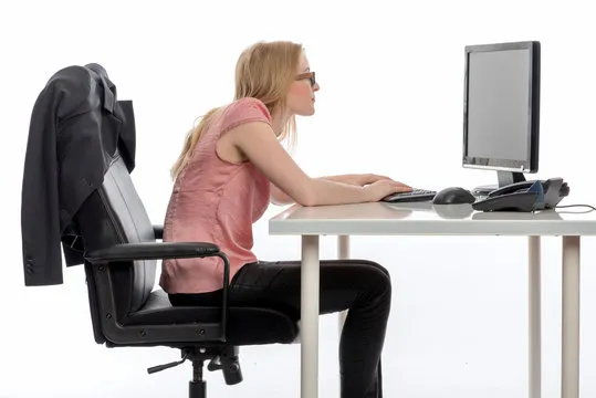 Person mit schlechter Haltung am Schreibtisch