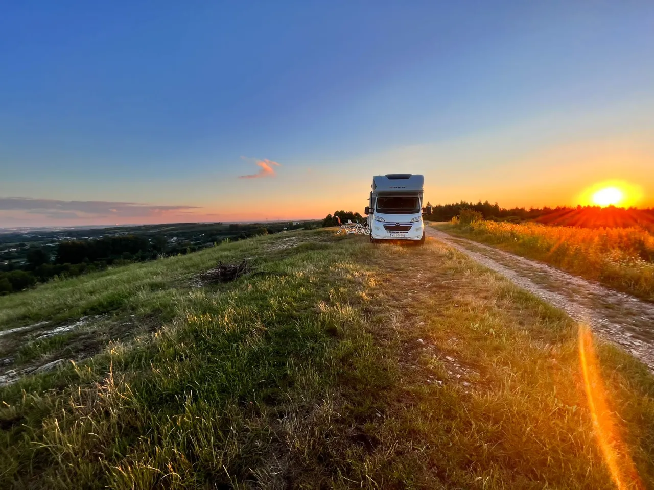 nocowanie.pl logo i polskie krajobrazy