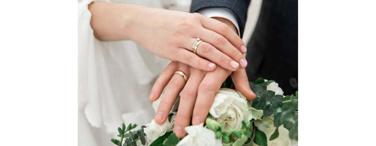 r&oacute;żne sposoby podania obrączek ślub cywilny