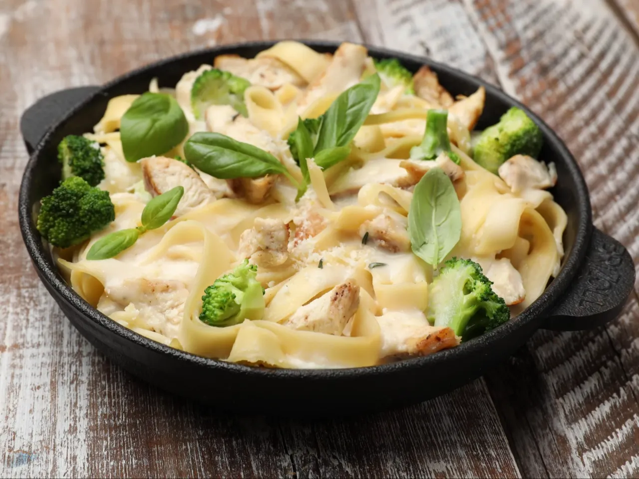 Makaron z kurczakiem i brokułami w kremowym sosie. Idealny pomysł na to, jaki sos do piersi z kurczaka wybrać.
