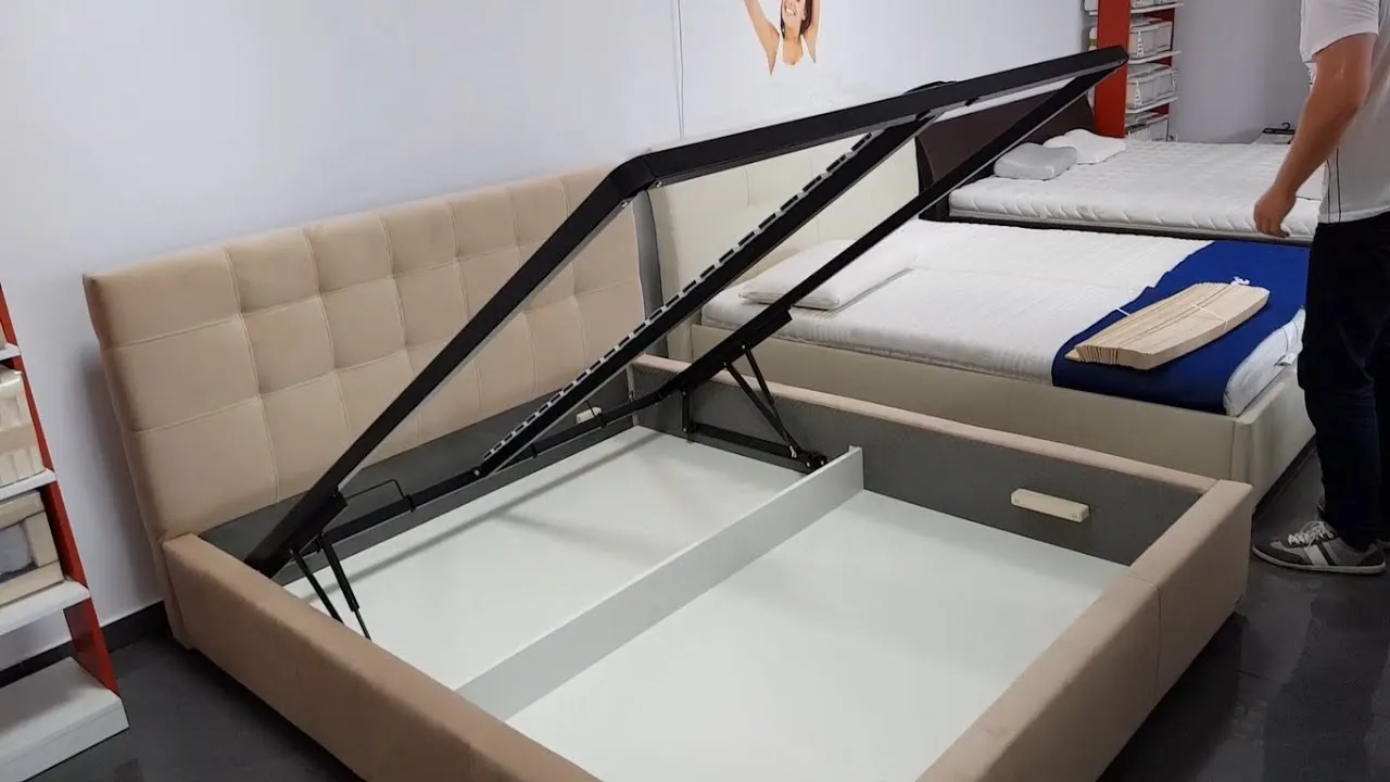 montaż mechanizmu podnoszenia w ramie ł&oacute;żka