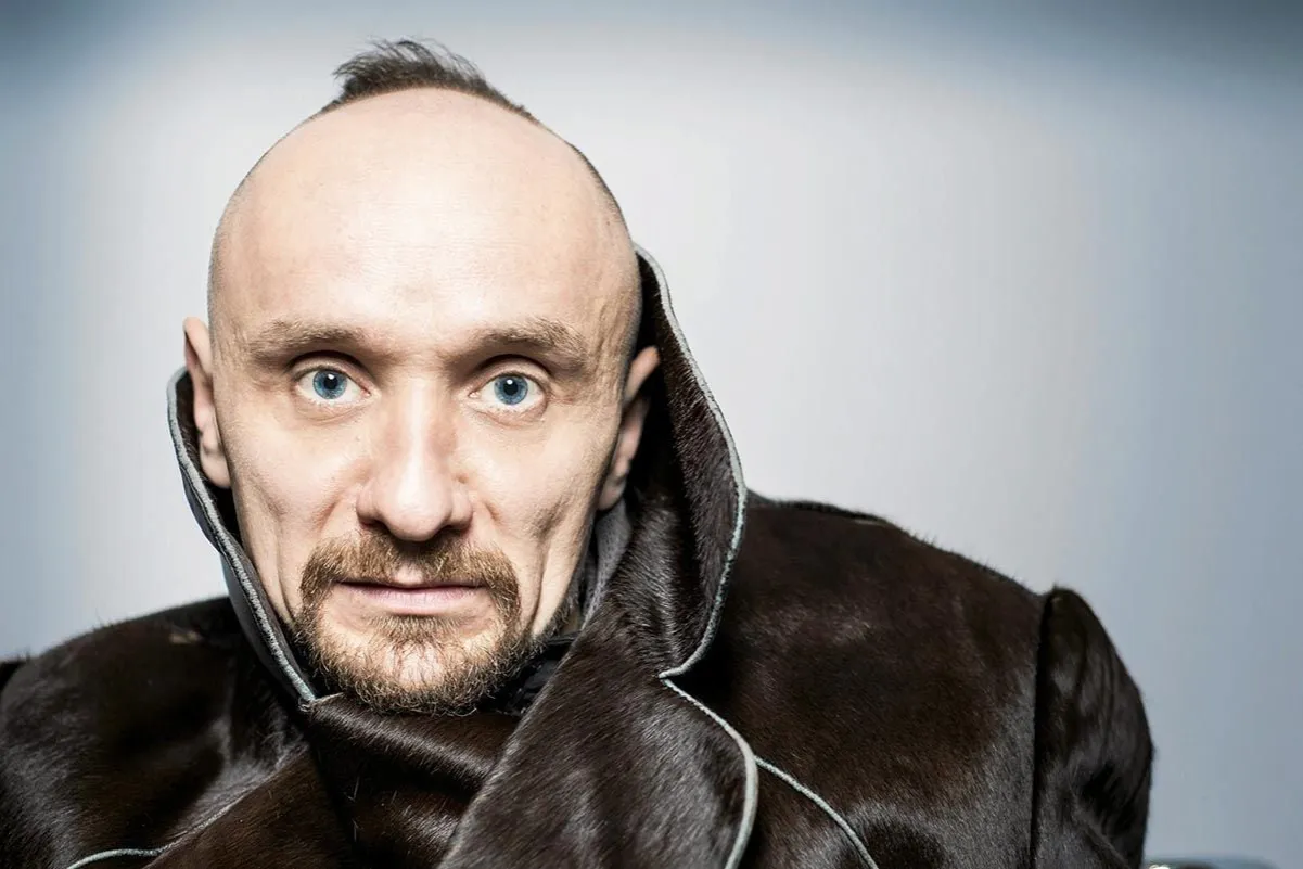 Jan Klata, reżyser znany z odważnych spektakli, w brązowym futrze.