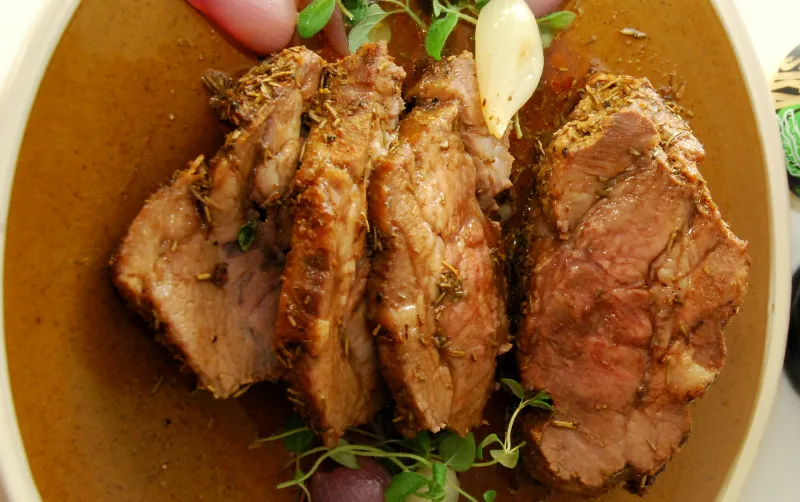 różne marynaty do karkówki miseczki