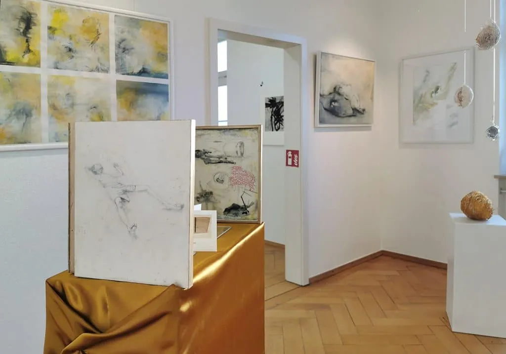 K&uuml;nstler malt Bild und &uuml;berlegt &uuml;ber Preis