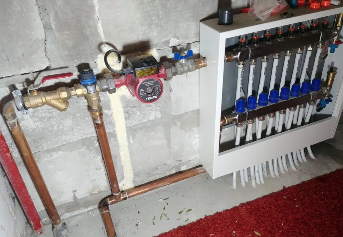 System podłogówki z pompą obiegową i rozdzielaczem. Sprawdź, jak zwiększyć przepływ w podłogówce, by cieszyć się komfortem cieplnym.