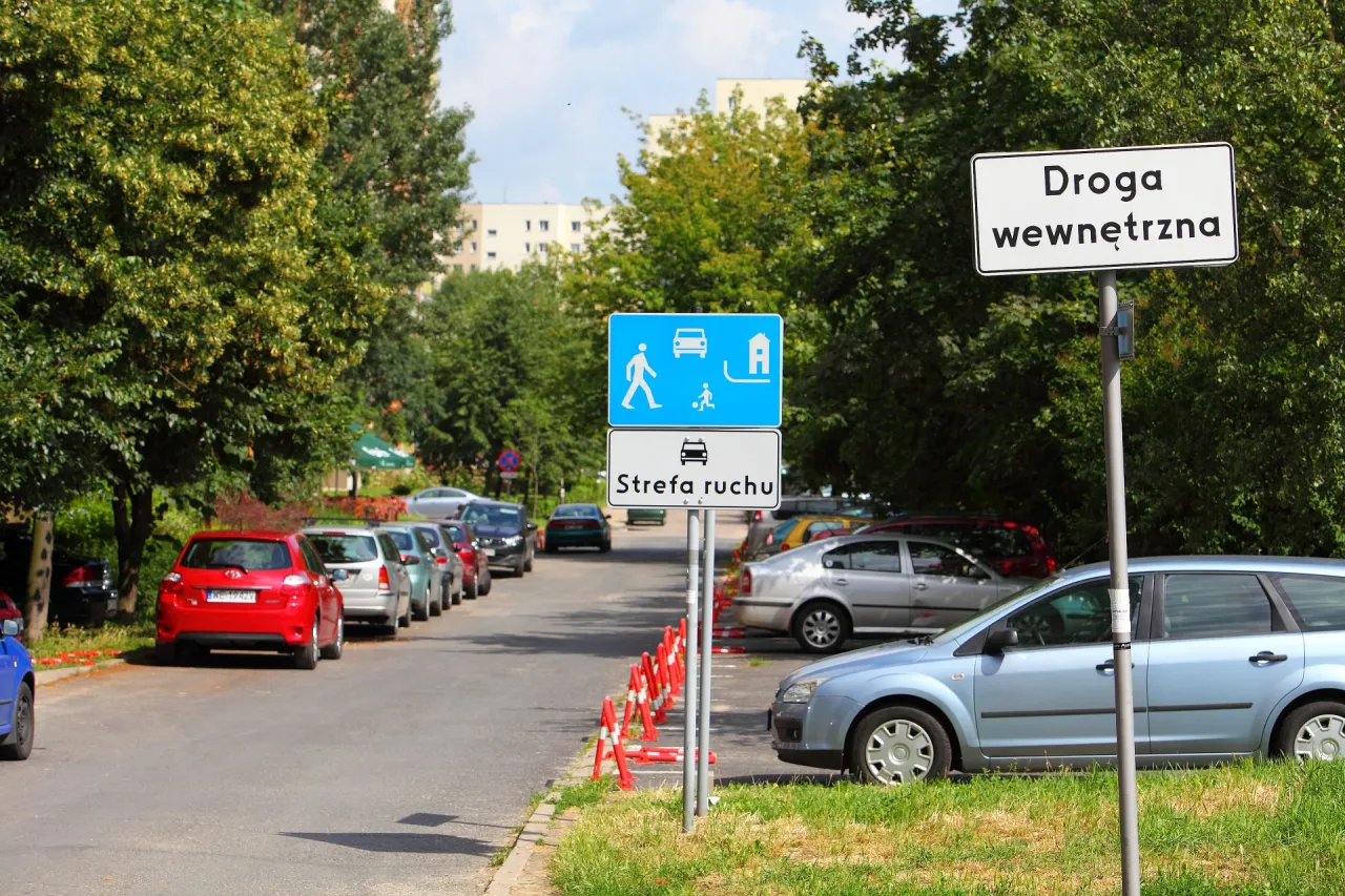 Znaki drogowe strefa zamieszkania, strefa ruchu, droga wewnętrzna