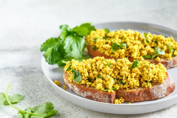 Wegańskie produkty do gotowania: tofu, mleczko kokosowe, płatki drożdżowe