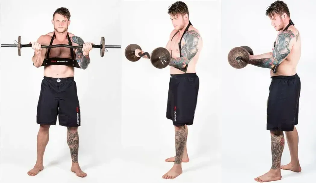 osoba używająca Arm Blastera do ćwiczeń biceps&oacute;w