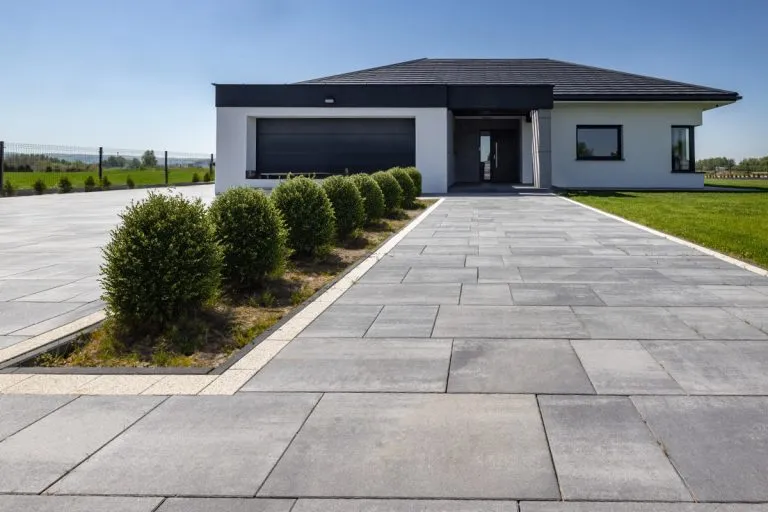 por&oacute;wnanie materiał&oacute;w na chodnik betonowy