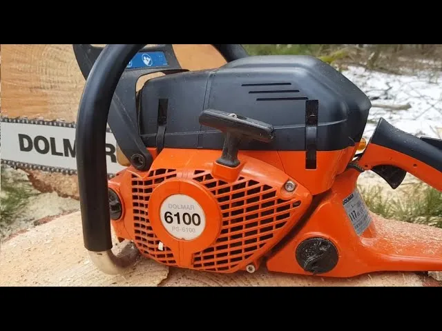 Pilarka spalinowa Dolmar i Makita obok siebie