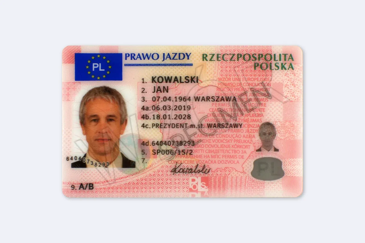 Polskie prawo jazdy Jana Kowalskiego, wydane w Warszawie. Dowiedz się, jak wyrobić prawo jazdy.