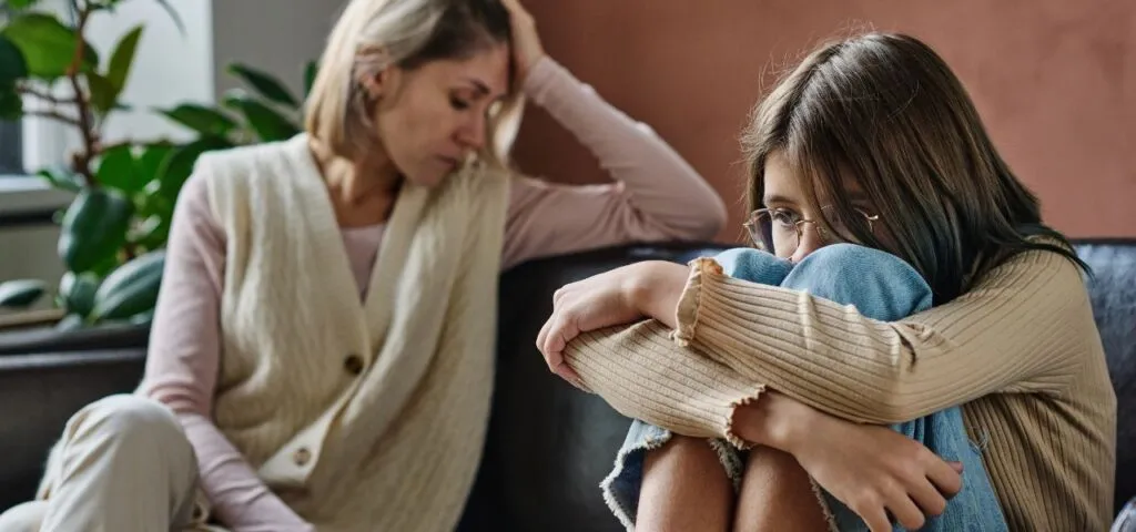 rodzic rozmawia z dzieckiem w bezpiecznym miejscu