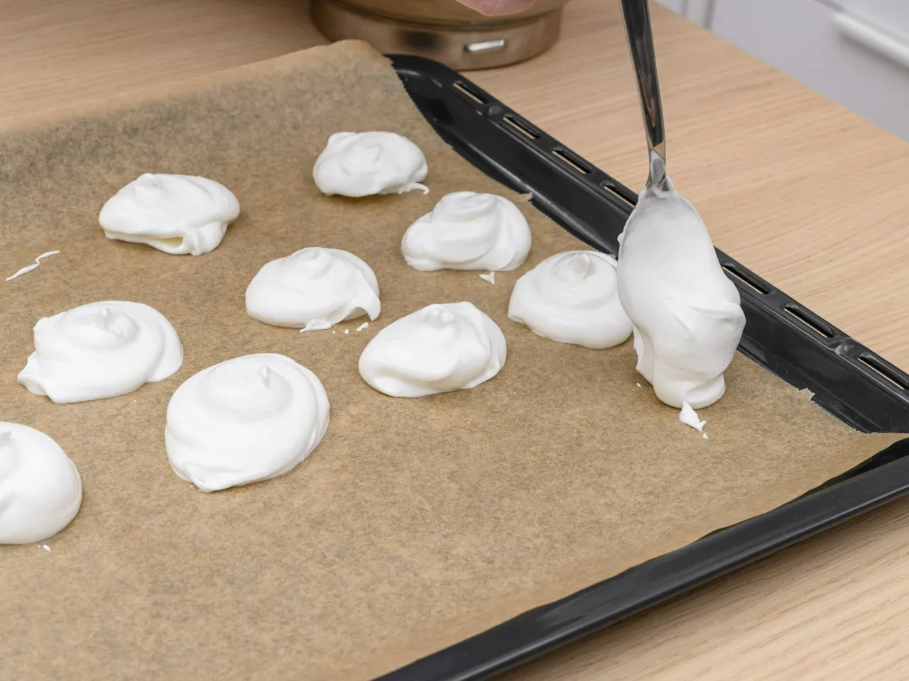 Puszyste desery co zamiast surowych jaj, formowane łyżką na papierze do pieczenia.