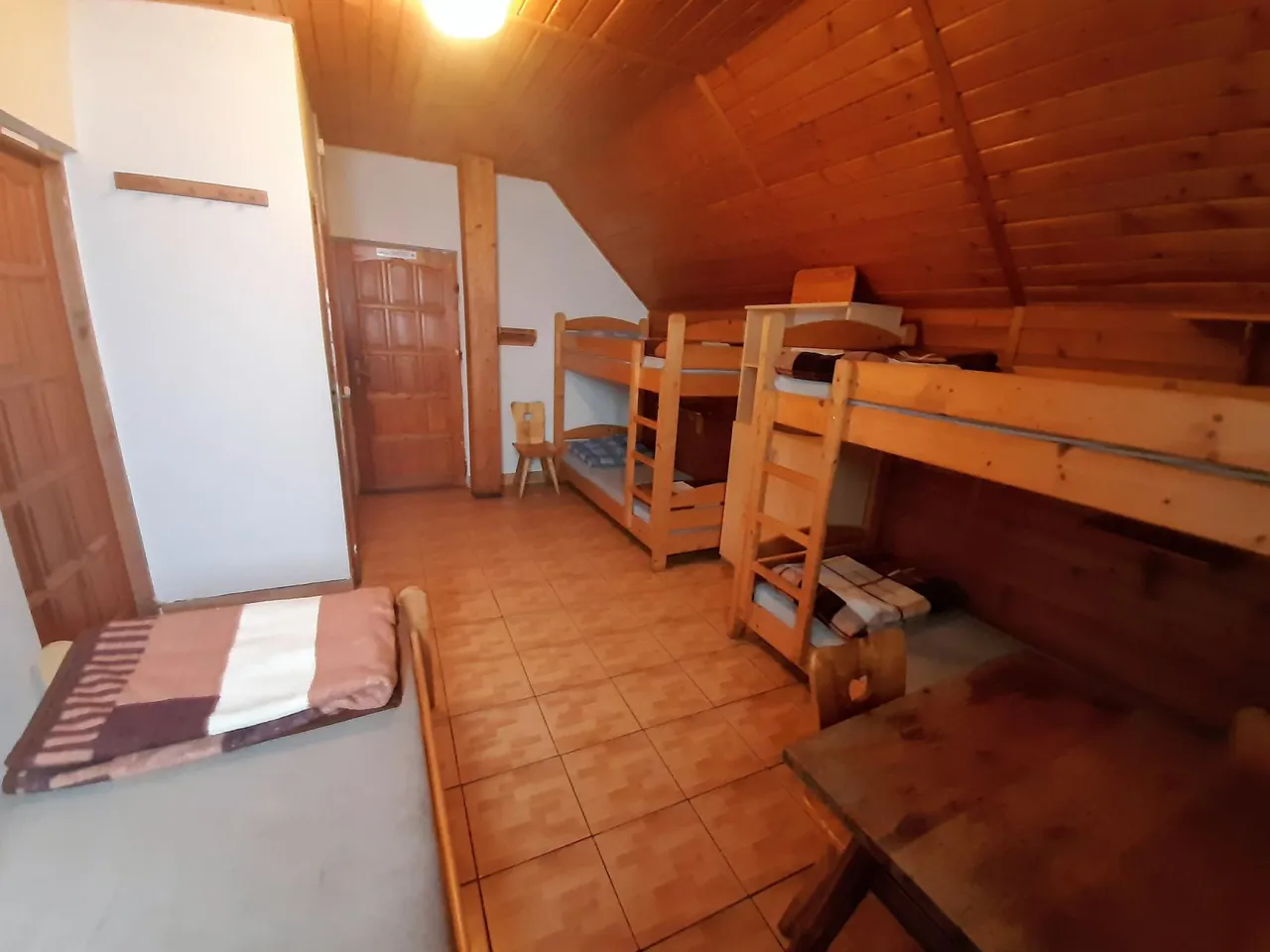 wnętrze schroniska górskiego pokój wieloosobowy