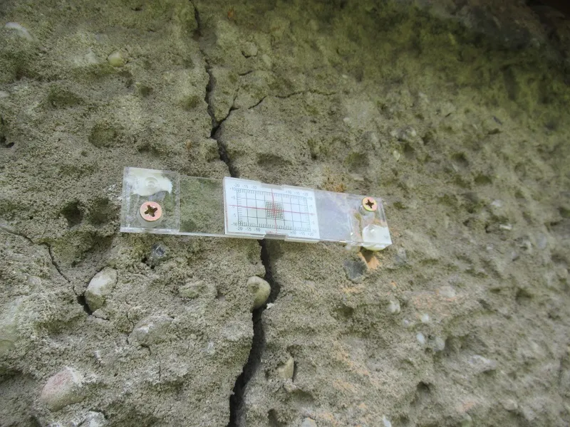 ocena stanu technicznego starego domu pęknięcia fundamenty dach