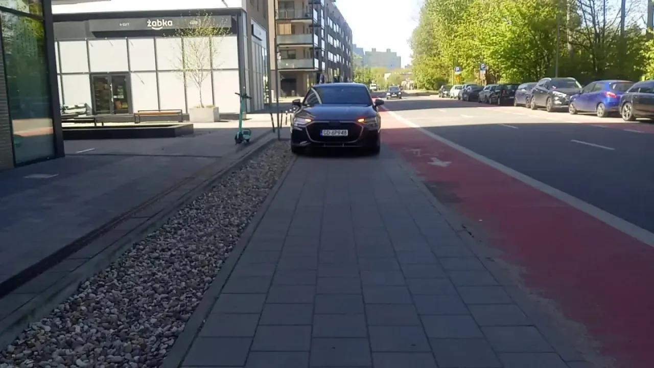 nieprawidłowe parkowanie na chodniku blokujące przejście