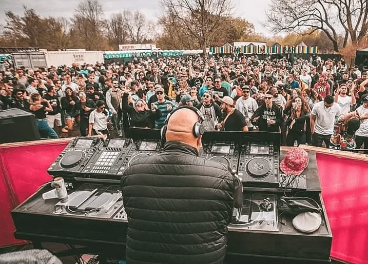 DJ backstage festiwal equipment