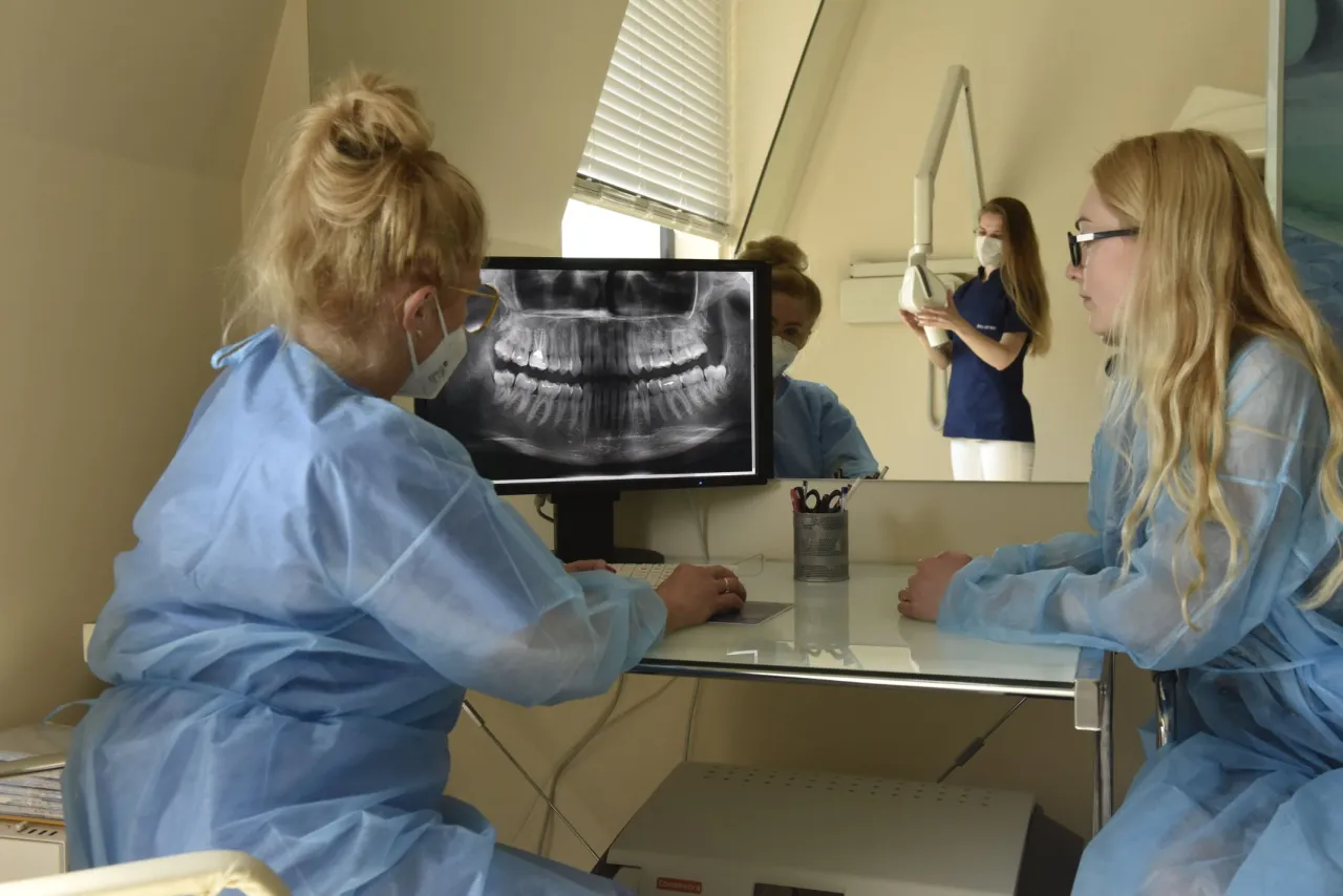 ortodonta wykonujący diagnostykę, zdjęcia RTG zębów, wyciski zębów