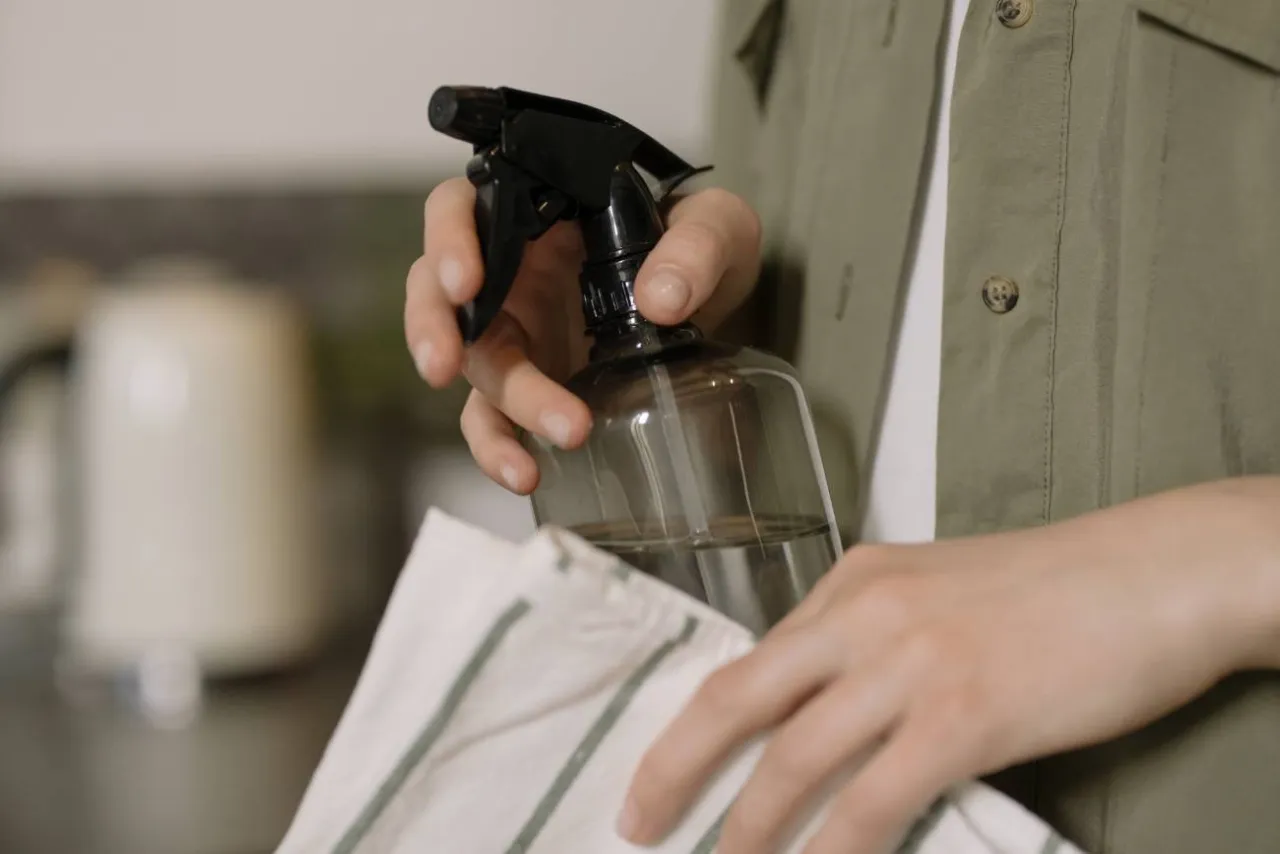 domowy płyn do mycia okien w butelce z atomizerem