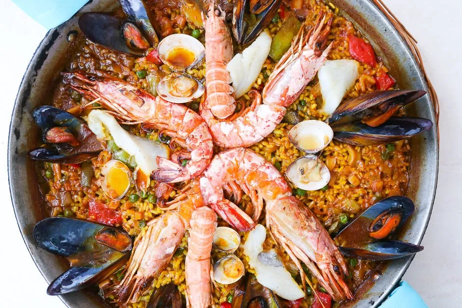 traditionelle spanische Paella mit Meeresfrüchten