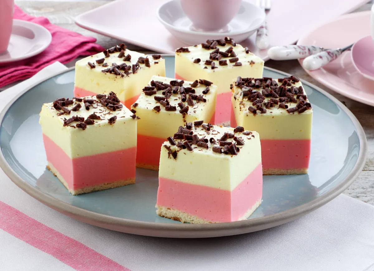 Puszysta pianka z galaretki w pucharku z owocami