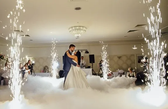 ciężki dym na weselu, fontanny iskier, napis LOVE