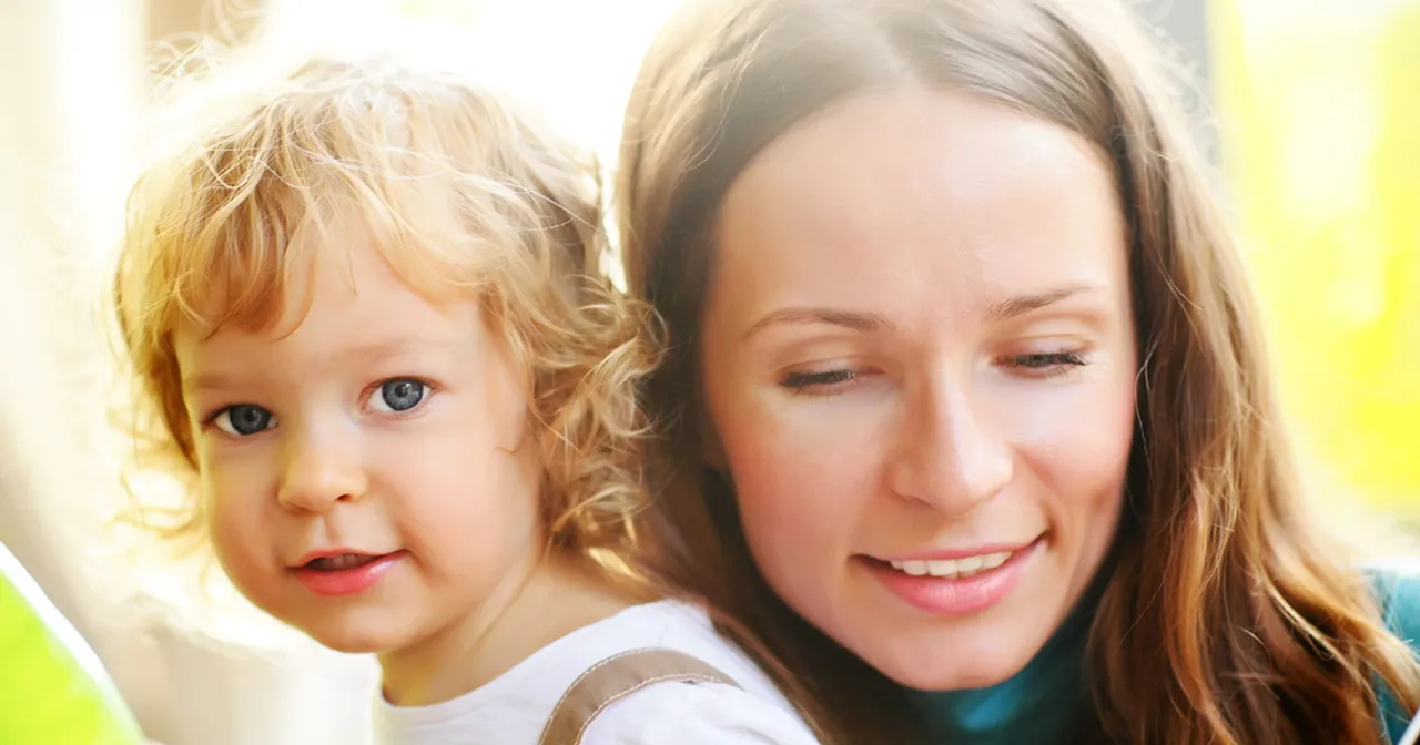 roczne dziecko bawi się z rodzicem uśmiechnięte