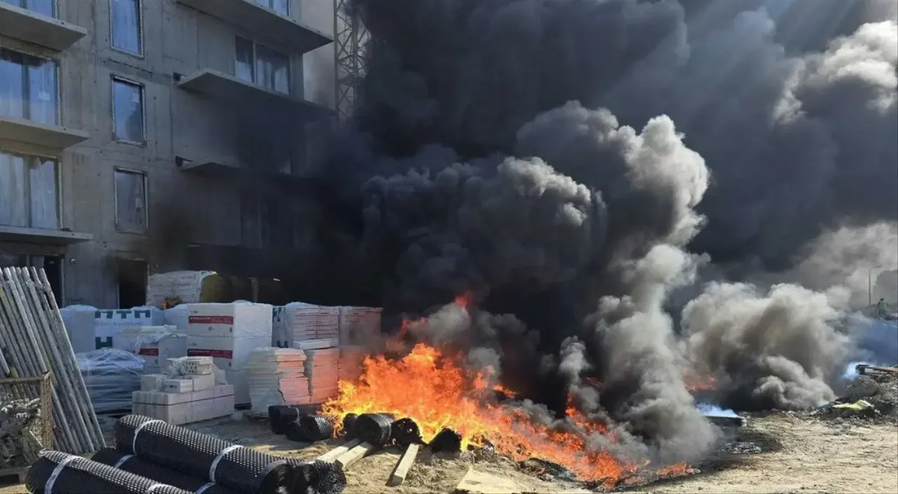 Gęsty dym z pożaru elewacji