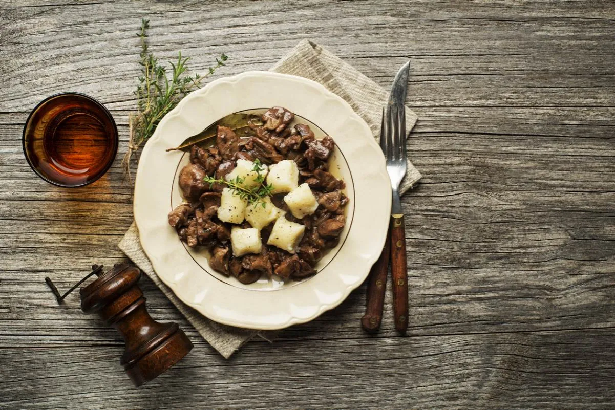 świeża wątróbka wieprzowa na desce