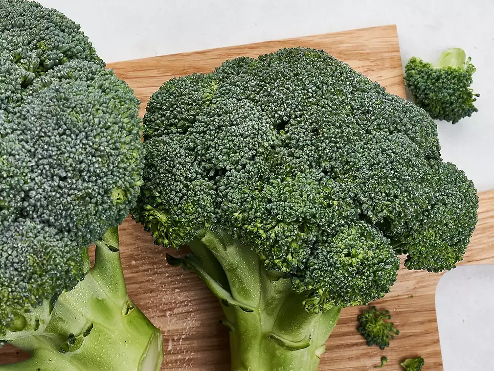 świeży brokuł w sklepie