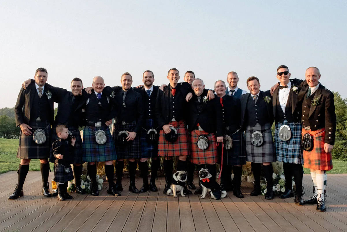 Grupa Szkotów w tradycyjnych spódnicach, czyli kiltach, pozuje do zdjęcia. To właśnie dlatego Szkoci chodzą w spódnicach – to ich narodowy strój.