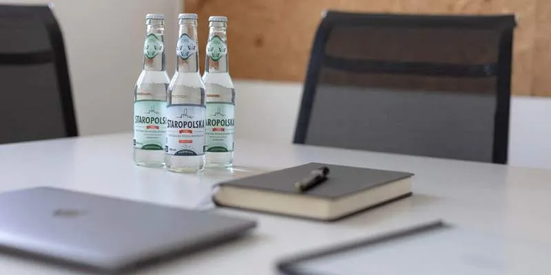 darmowa woda w pokoju hotelowym