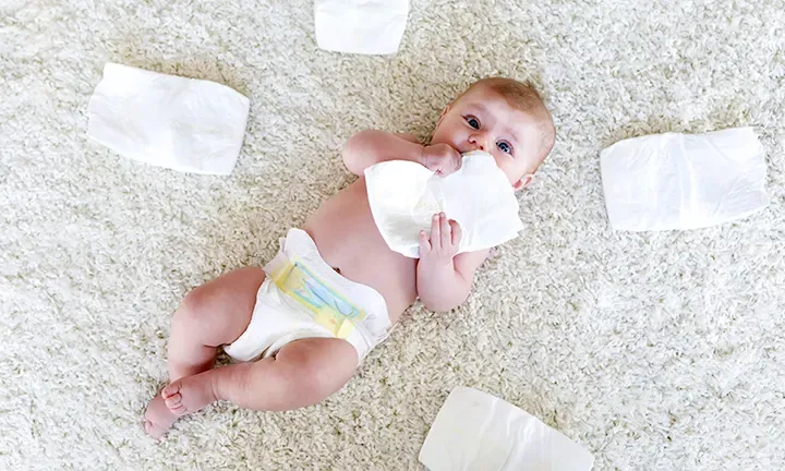 Sprawdzanie dopasowania pieluszki na dziecku