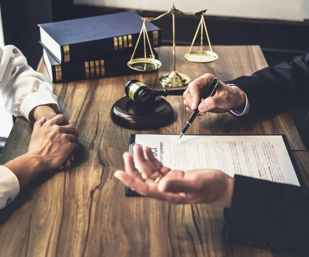 Dokumenty prawne i pi&oacute;ro na stole