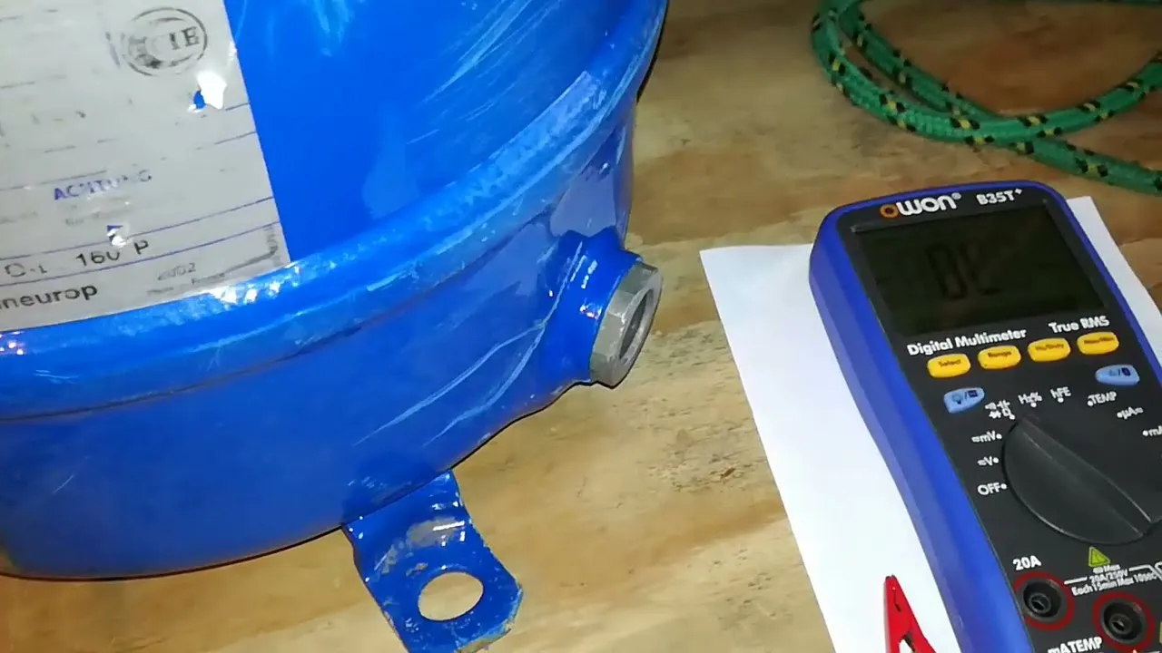 pomiar rezystancji cewki sprzęgła klimatyzacji multimetrem